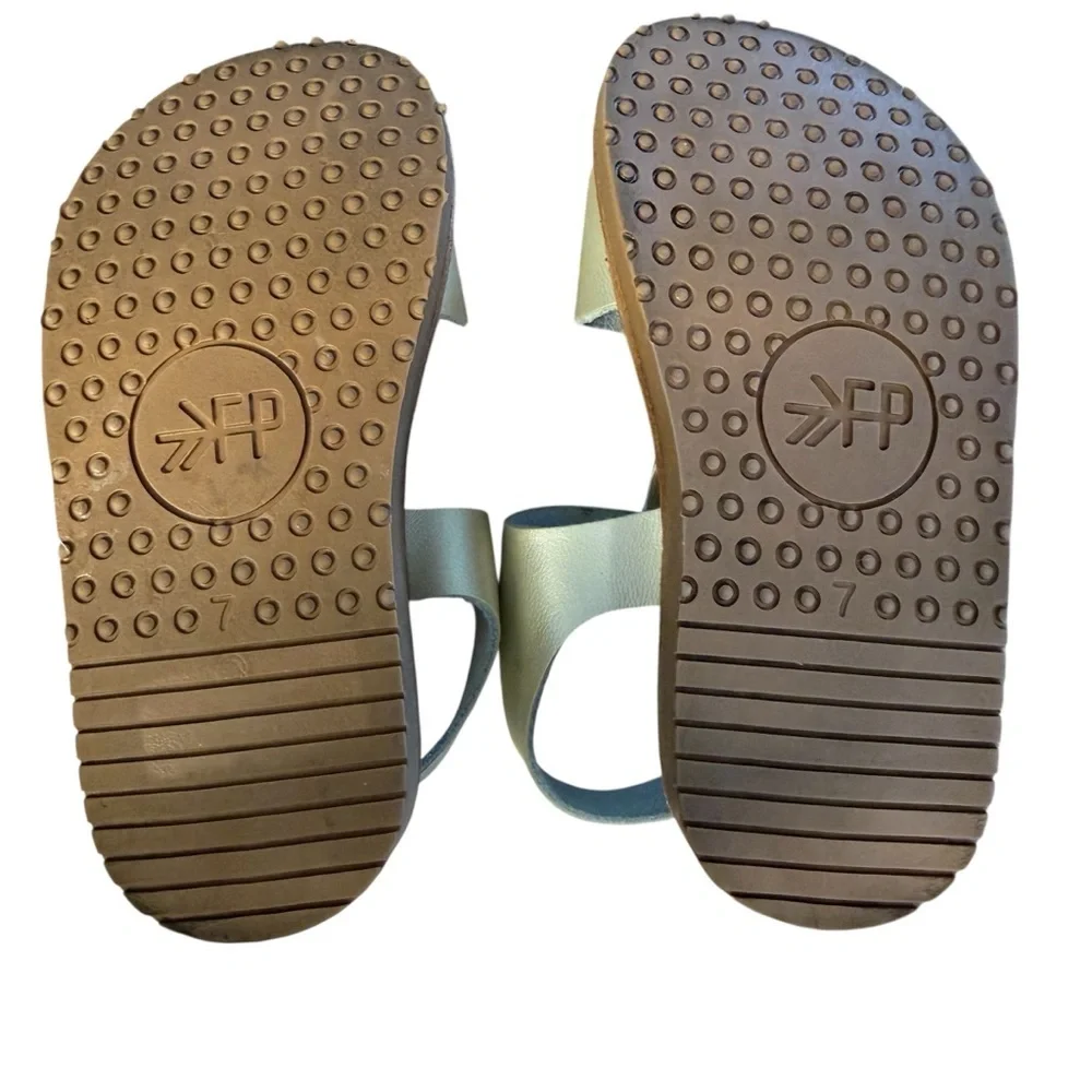 Freshly Picked Toddler Girl’s Platinum Gold Malibu Sandal size 7 in EUC
